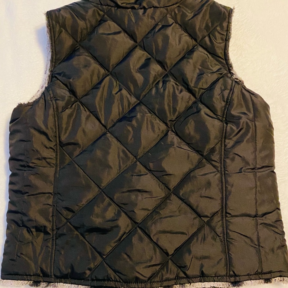 Reversible Puffer Vest - Picture 15 of 16